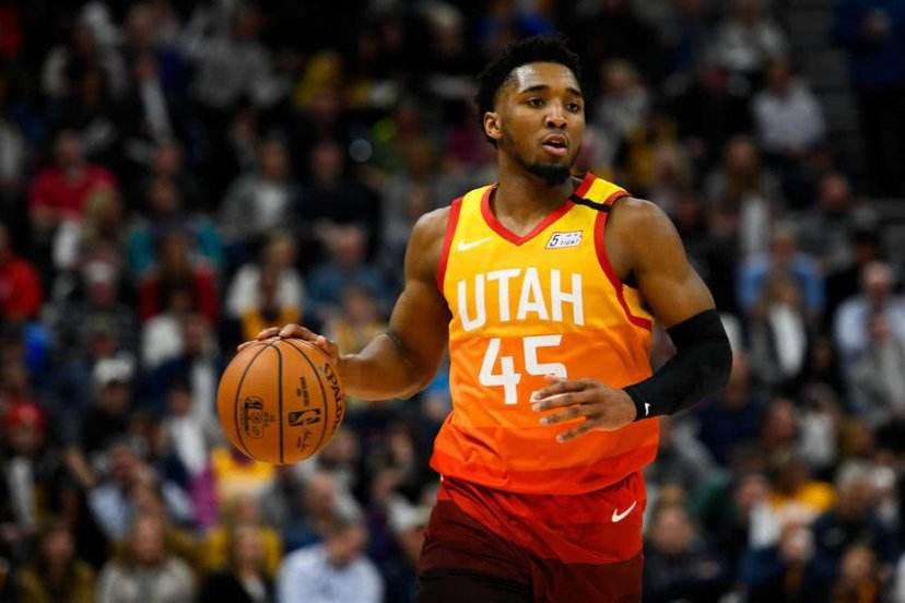 那不勒斯0-0法兰克福，麦克托米奈失良机，埃尔马斯造险（那不勒斯0-0战平法兰克福：麦克托米奈错失良机，埃尔马斯制造险情）