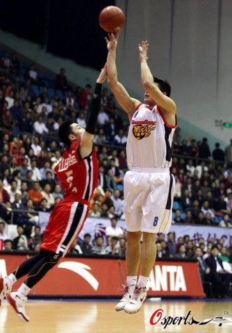 波兰11月世预赛大名单：莱万领衔，泽林斯基、皮扬特克在列（波兰公布11月世预赛名单：莱万压阵，泽林斯基、皮扬特克入选）