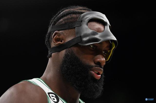 北京男篮在俱乐部杯首战惨败，内线劣势明显，外援表现疲软，青岛男篮以较大优势取胜。（北京男篮俱乐部杯首秀惨败：内线短板暴露、外援乏力，青岛大胜）