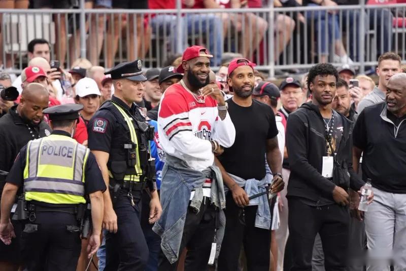 皇家马德里 - 曼城：冠军联赛第六轮巅峰对决，谁将掌控局势？（欧冠第六轮焦点之战：皇马迎战曼城，谁能主宰赛场？）