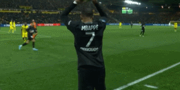 中超赛场争议判罚：VAR判罚引发热议,（中超再起争议：VAR判决掀起热议）